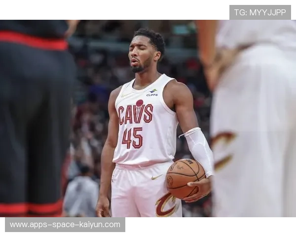 米切尔强突后抛投命中，骑士稳住节奏