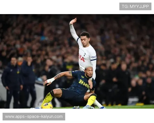 凯恩巧妙分向弱侧制造完全空档，热刺顺势完成推进