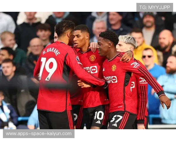 曼联中前场换位频繁，进攻线路更清晰